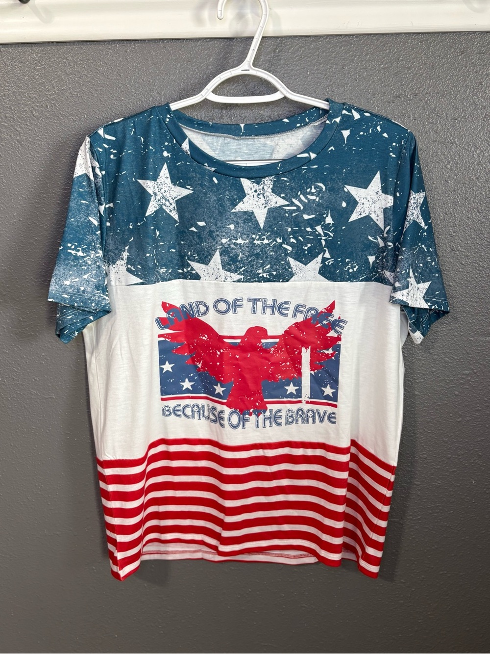 Patriotic Graphic T-Shirt with Stars and Stripes size L (SKU 226)